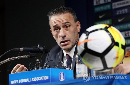 파울루 벤투 축구대표팀 감독이 1일 오후 축구회관에서 우루과이, 파나마 평가전을 위한 소집명단을 발표하고 있다. <연합뉴스>